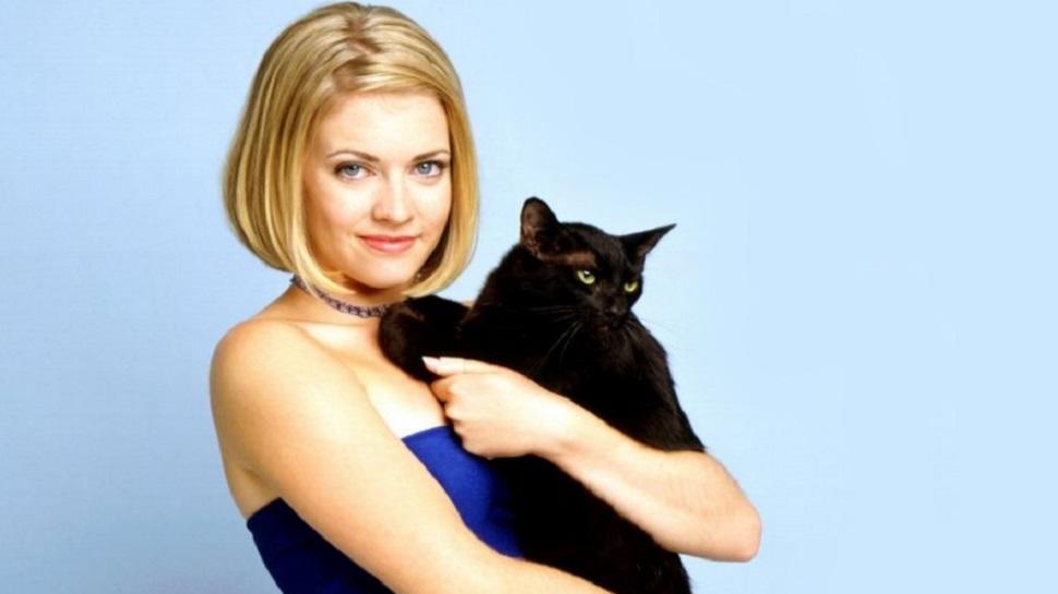 Melissa Joan Hart Reunites With Sabrina The Teenage Witch's Salem Voice ...