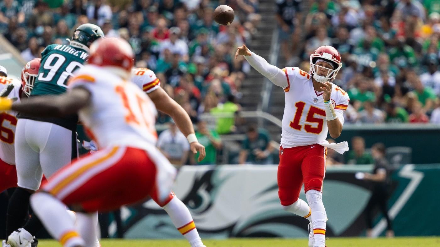 Watch: Patrick Mahomes saves Tyreek Hill from committing penalty