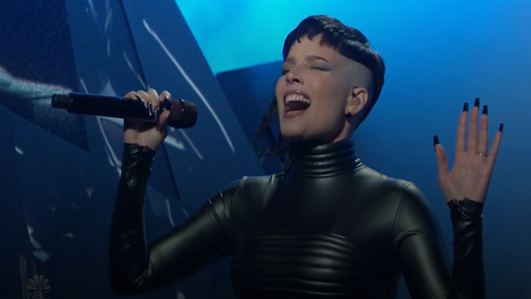 'SNL': Halsey's First Performance Met With Both Praise and Audio Complaints