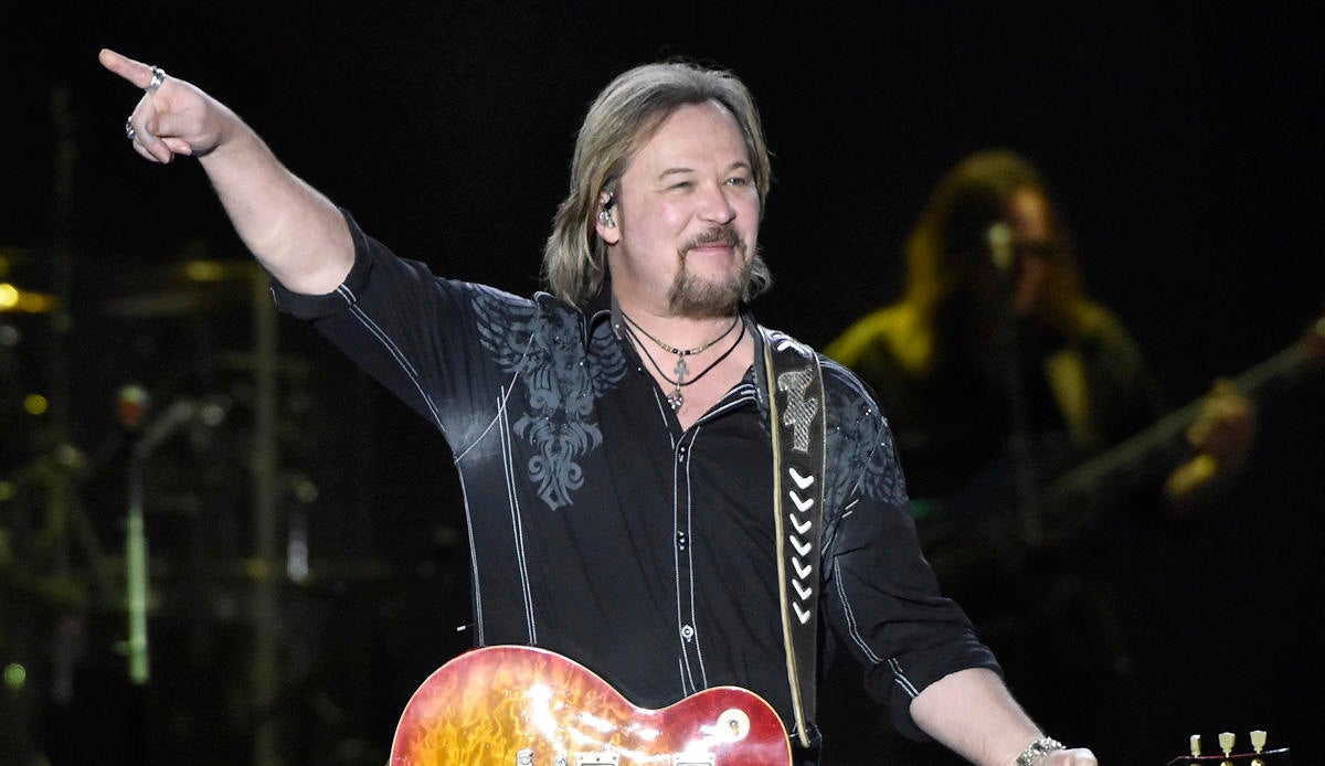 Travis Tritt Surprises With National Anthem Performance at NLCS Game ...