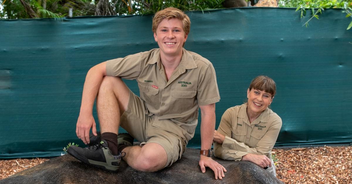 Robert Irwin Dressed up as Loki for Halloween, Poses Holding Alligator