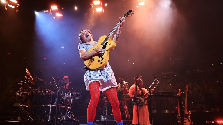 Harry Styles Dresses as Dorothy From 'Wizard of Oz' During Madison Square Garden Concert