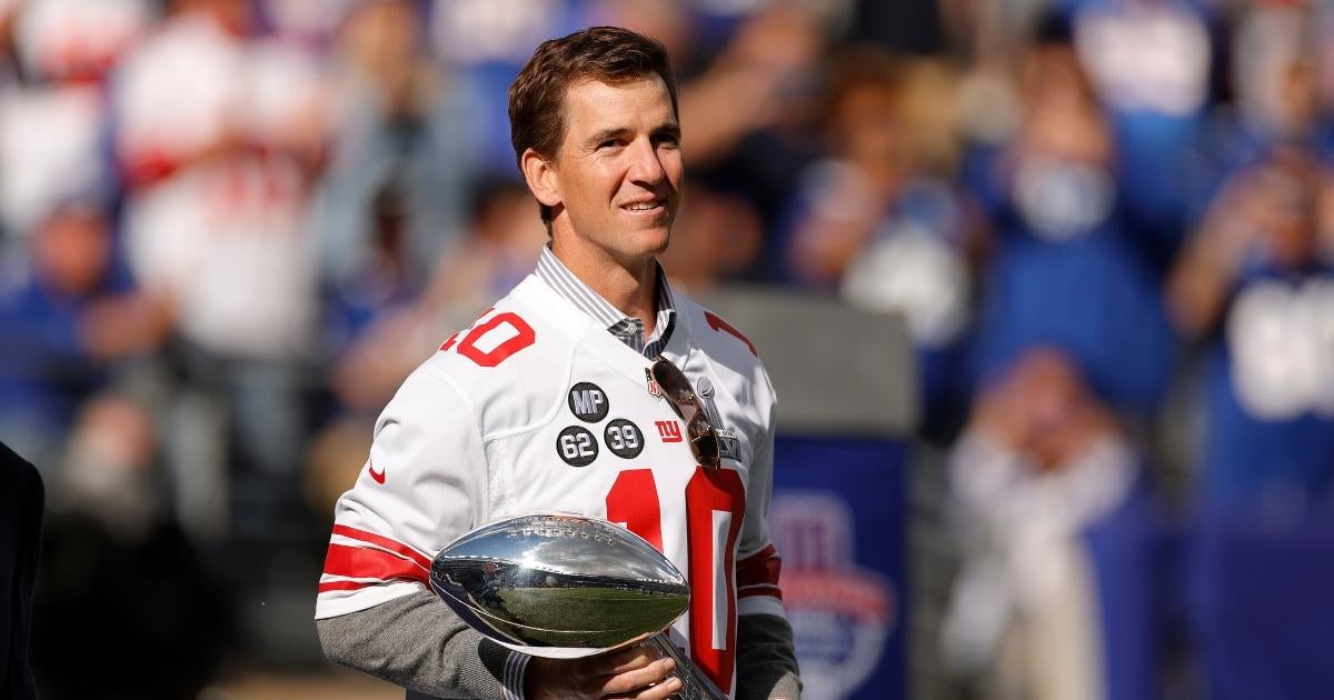 Eli Manning apologizes for putting up both middle fingers during