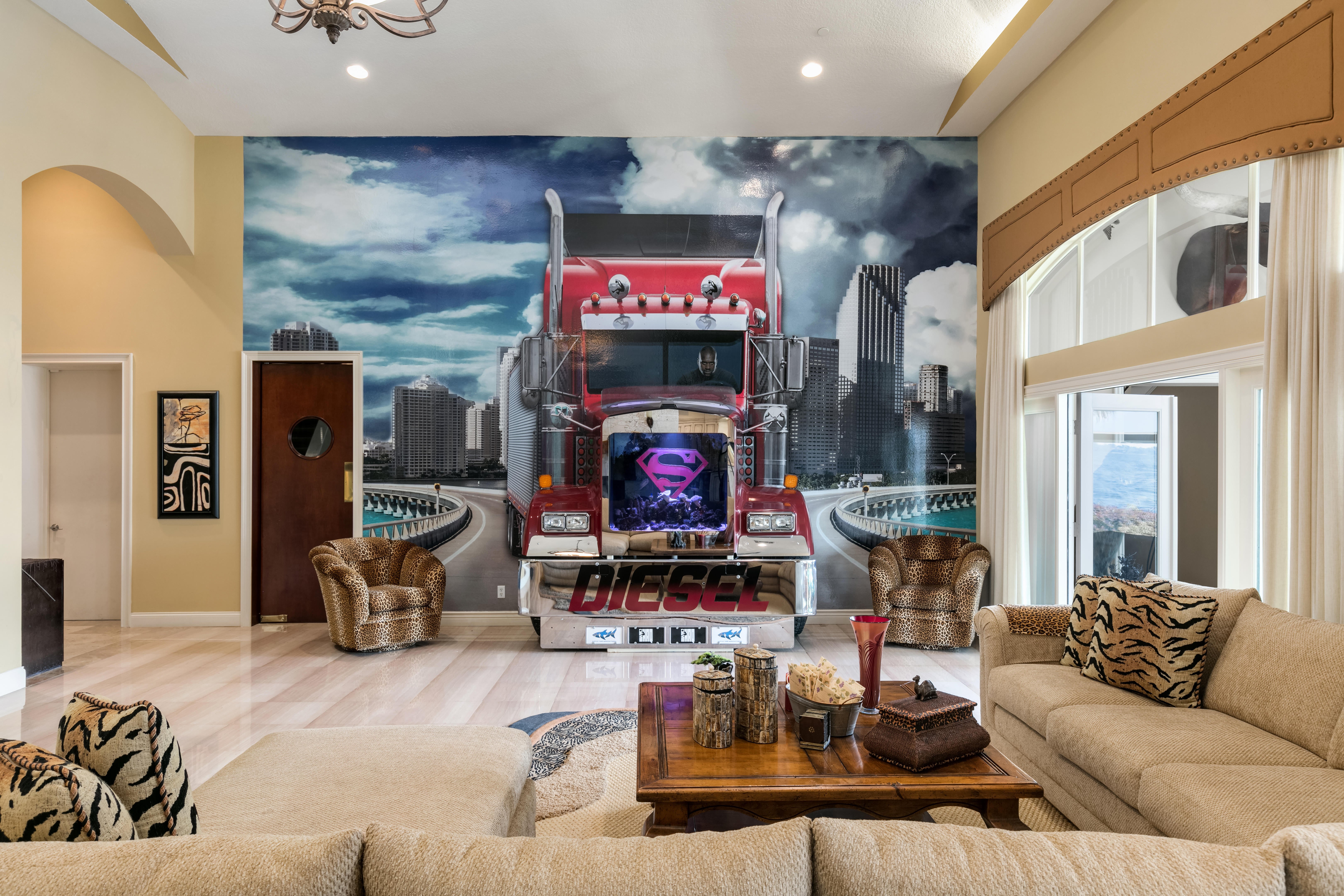 shaq-living-room-mansion.jpg