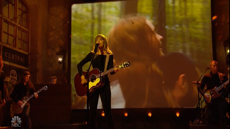 'SNL': Taylor Swift Breaks With Tradition to Perform Blistering 10-Minute Version of 'All Too Well'