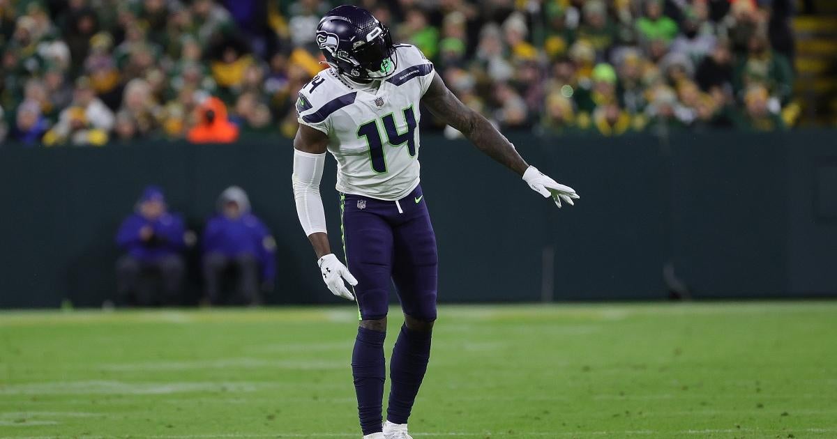 Seahawks' DK Metcalf ejected after grabbing Packers players' facemasks,  tries to reenter game