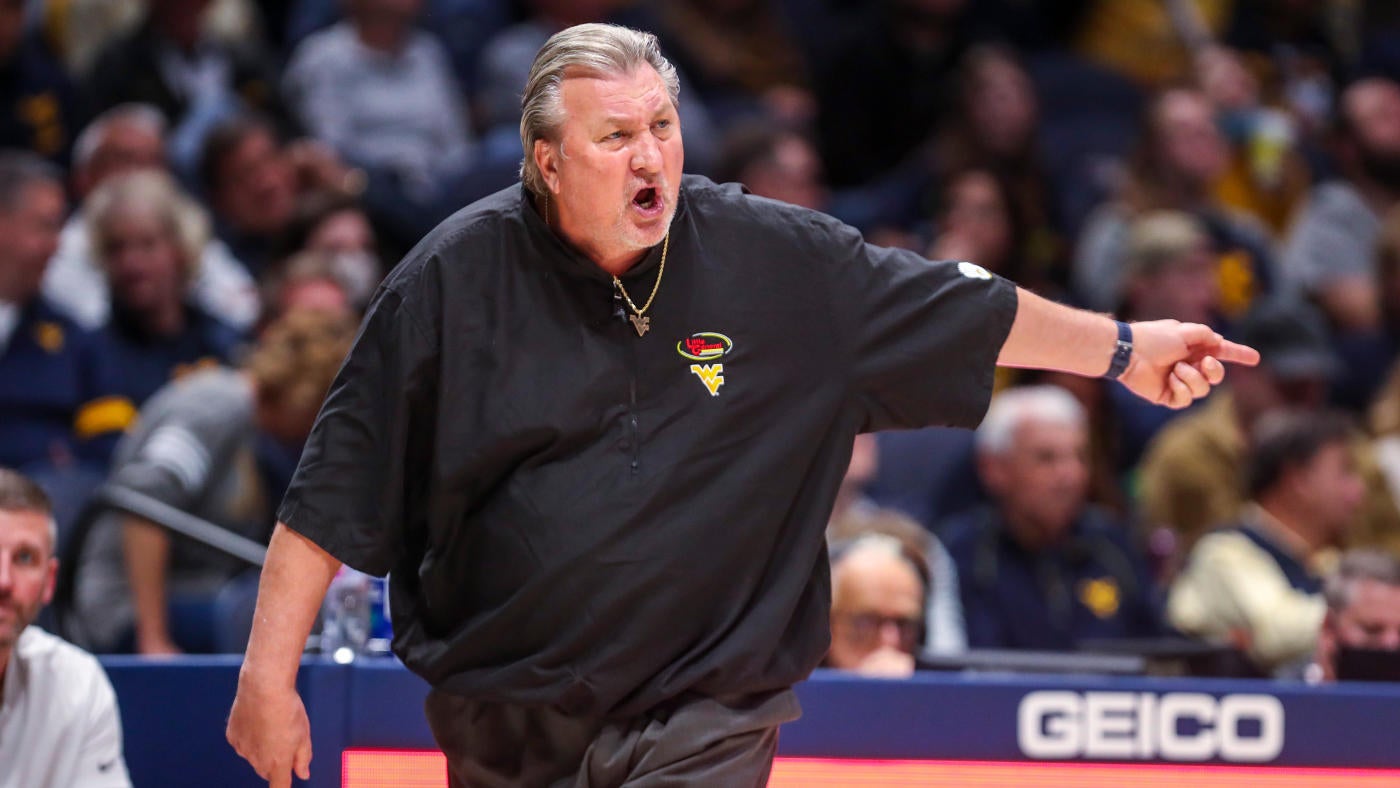 Pelatih Virginia Barat Bob Huggins menggunakan cercaan homofobik yang mengacu pada penggemar Xavier dalam wawancara radio