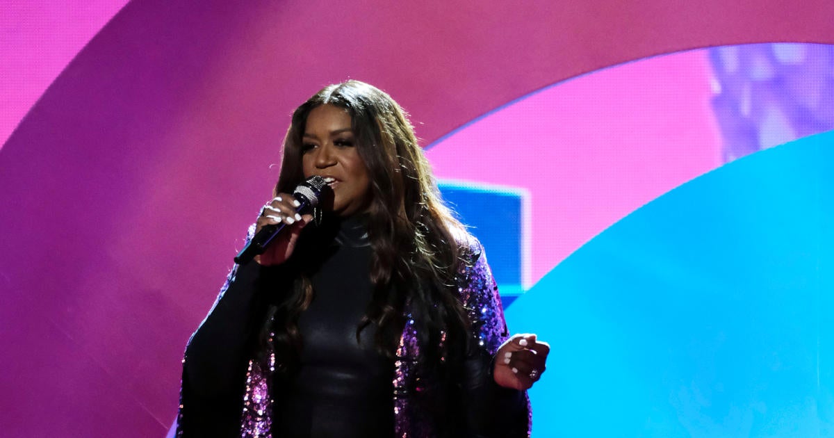 the voice wendy moten updates fans after falling onstage during live episode