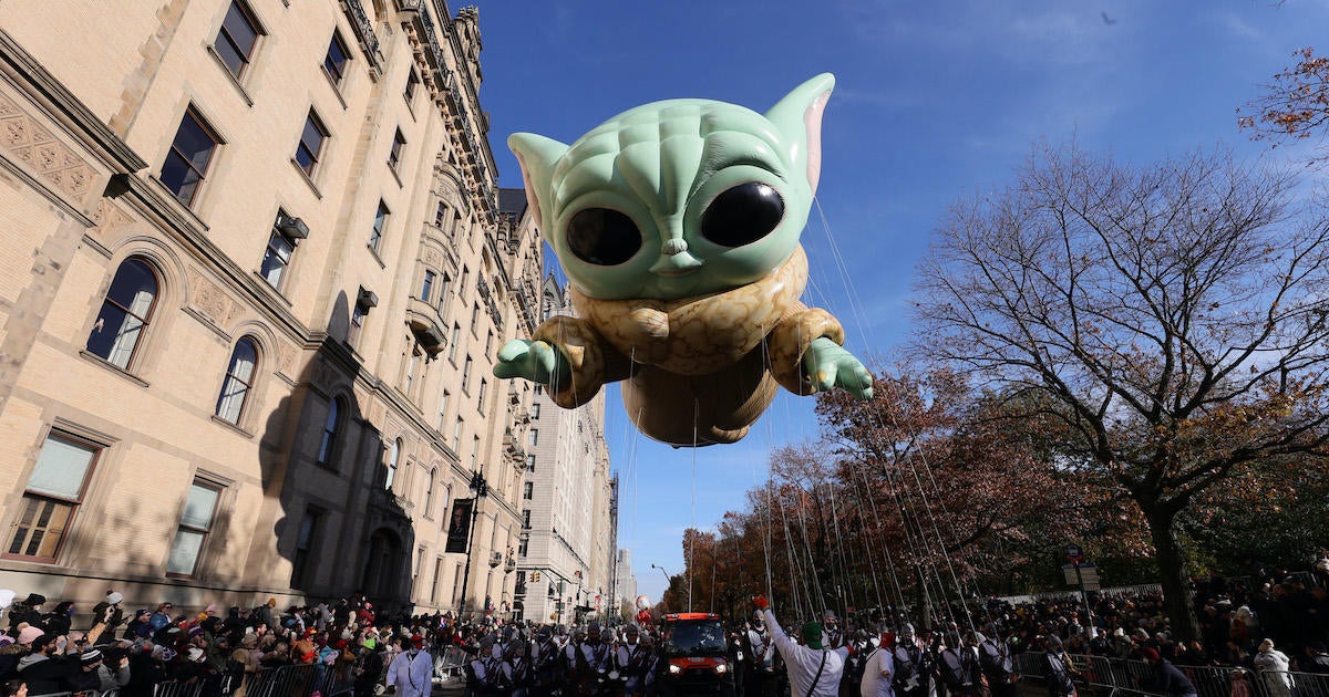 baby-yoda-grogu-balloon-macys-thanksgiving-day-parade-2021-getty-theo-wargo-staff