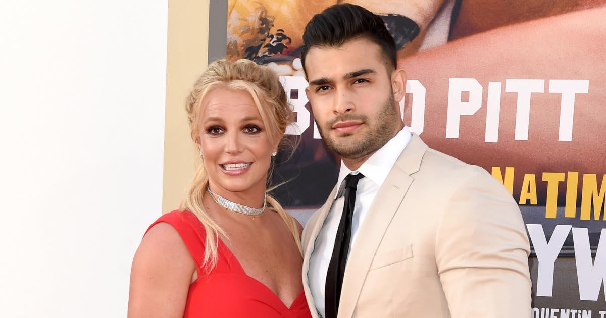 Britney Spears And Fiance Sam Asghari Get In Holiday Spirit With ...