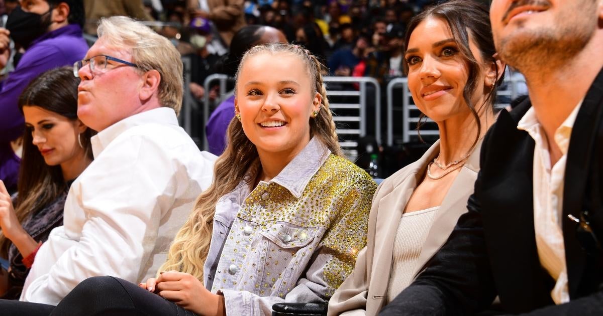 Phoenix Suns Player Nearly Crashes Into Jojo Siwa During Los Angeles Lakers Game