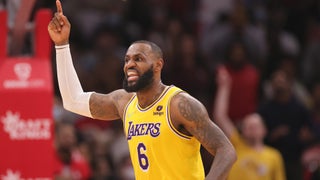Lakers' LeBron James makes no-look three vs Rockets (video