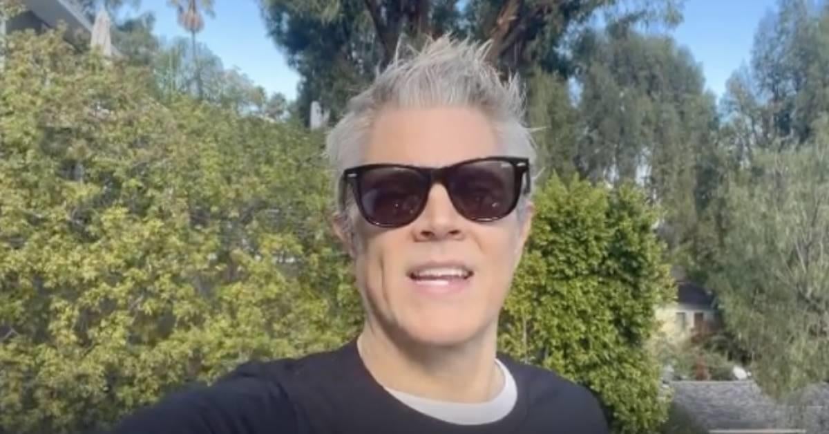 Johnny Knoxville Says Gray Hair Has People Comparing Him to Jamie Lee ...