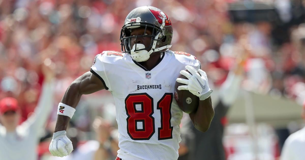 Social Media Goes After Antonio Brown For Leaving Buccaneers Game