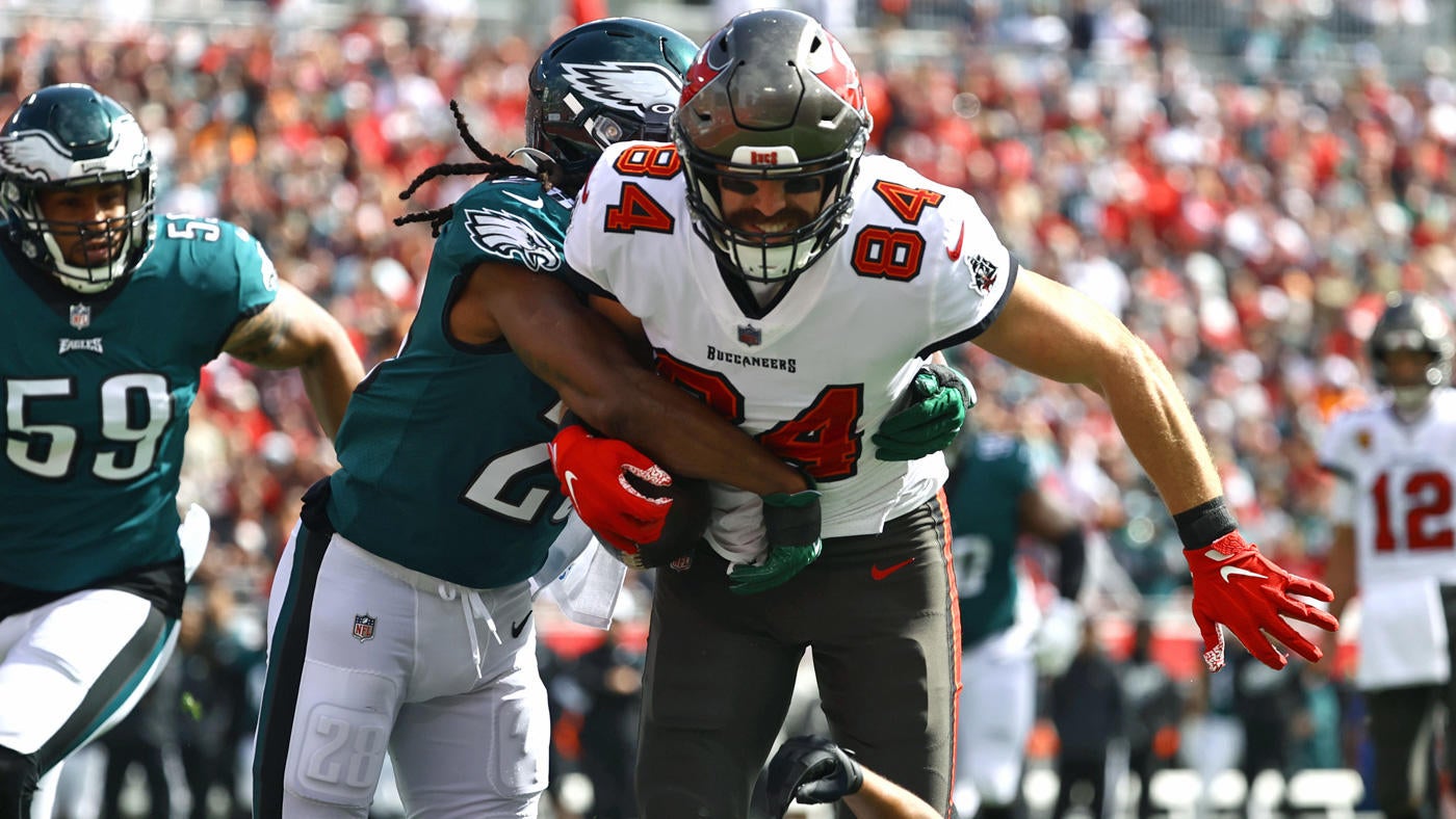usatsi-17515961-cameron-brate-bucs-te-2021-nfc-wild-card-1q-1400.jpg