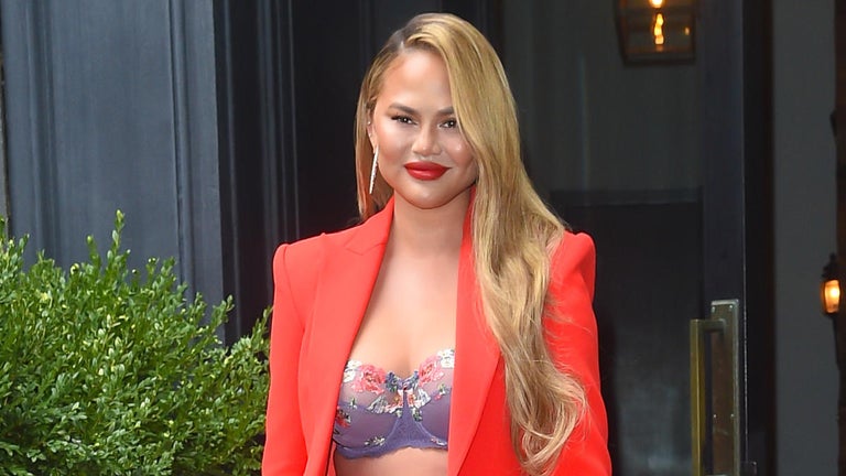 Chrissy Teigen Shows What She Looks Like With and Without Makeup