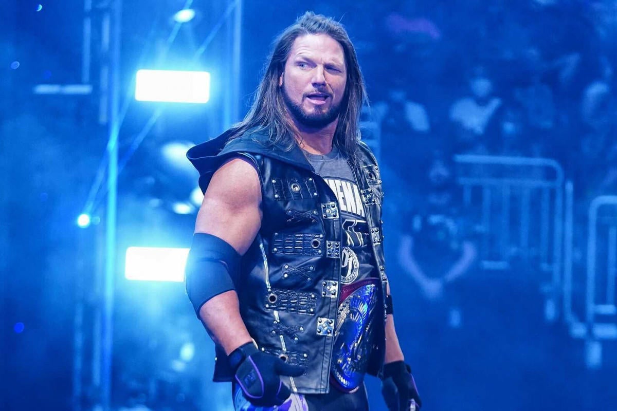 What is the rating of Superstars on the WWE 2K22 roster?