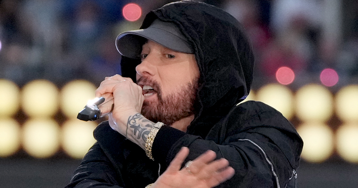 Eminem kneels during Super Bowl LVI halftime show despite reports