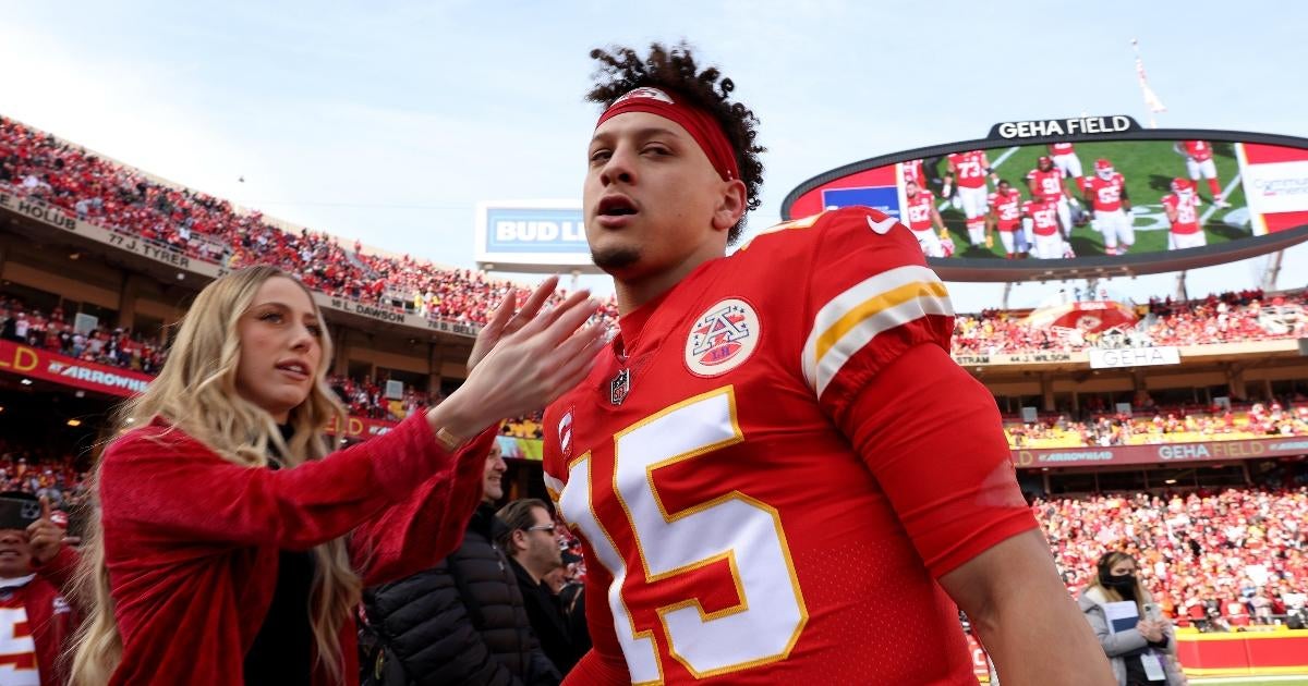 Patrick Mahomes shoots down rumor about banning fiancée, brother