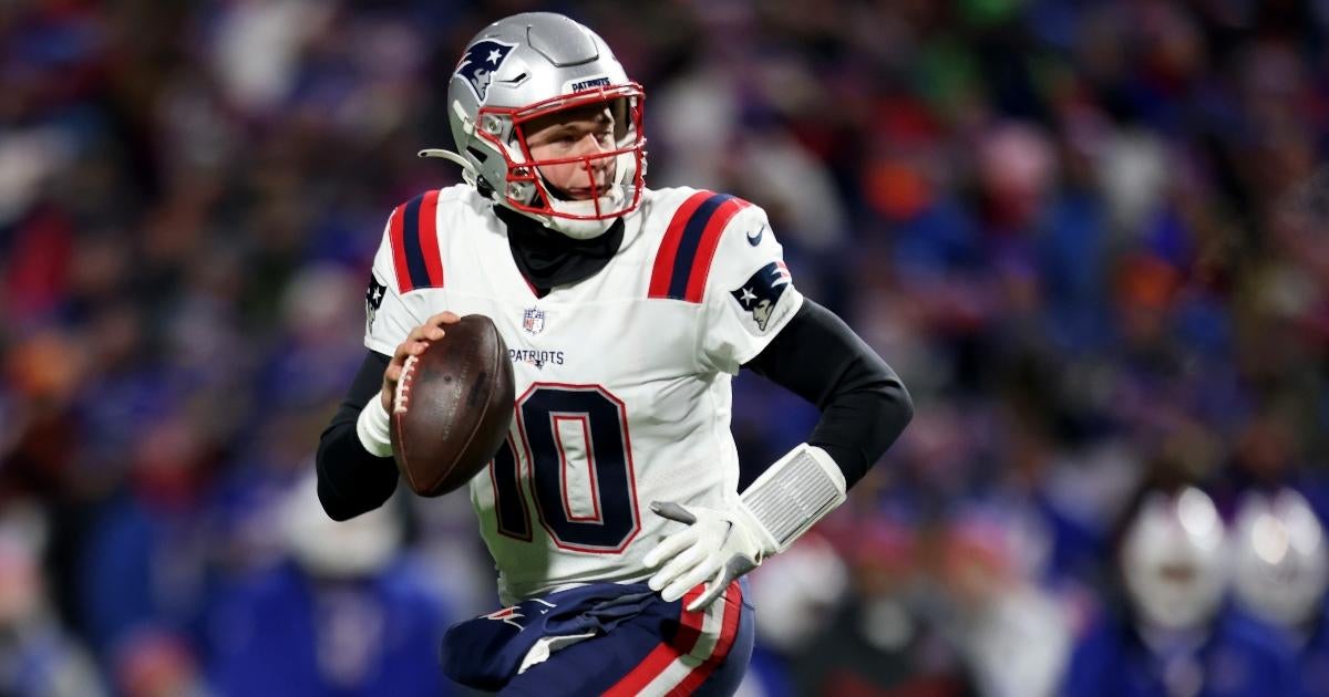 mac-jones-tom-brady-next.jpg mac-jones-tom-brady-next.jpg