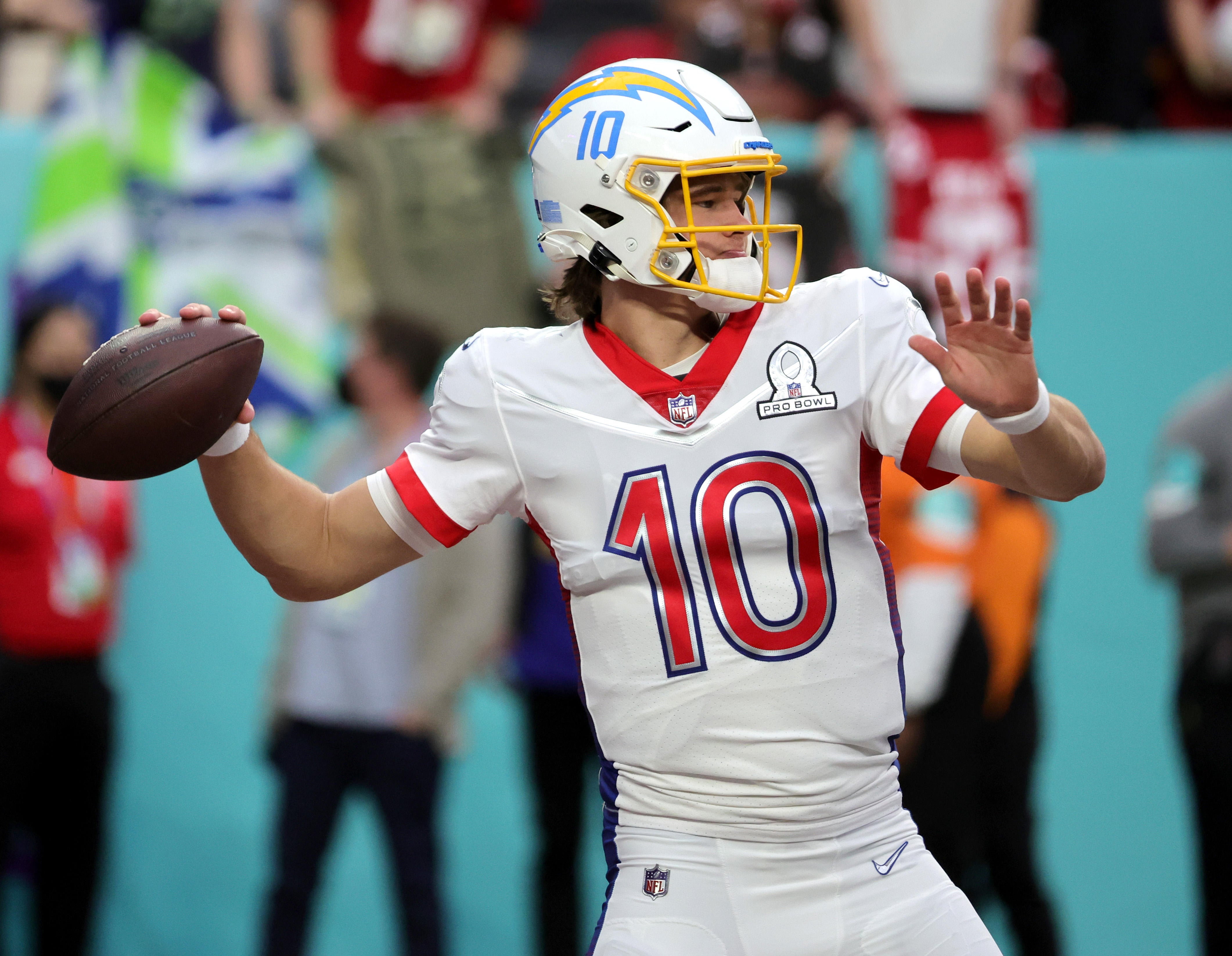 justin-herbert-tom-brady-next.jpg justin-herbert-tom-brady-next.jpg