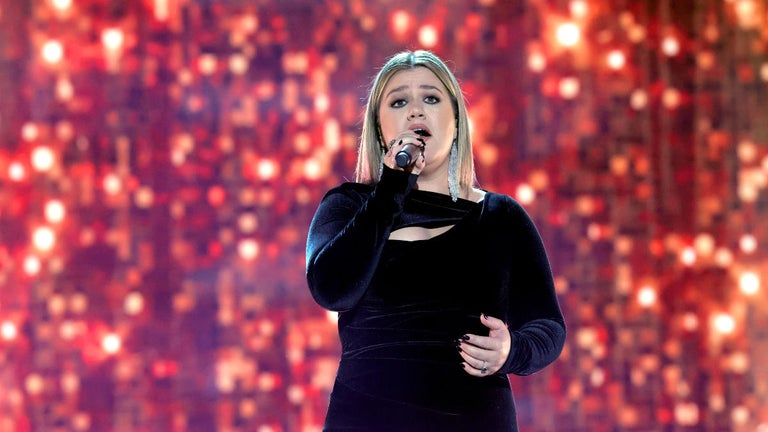 Kelly Clarkson Floors ACM Awards Viewers With Dolly Parton Tribute
