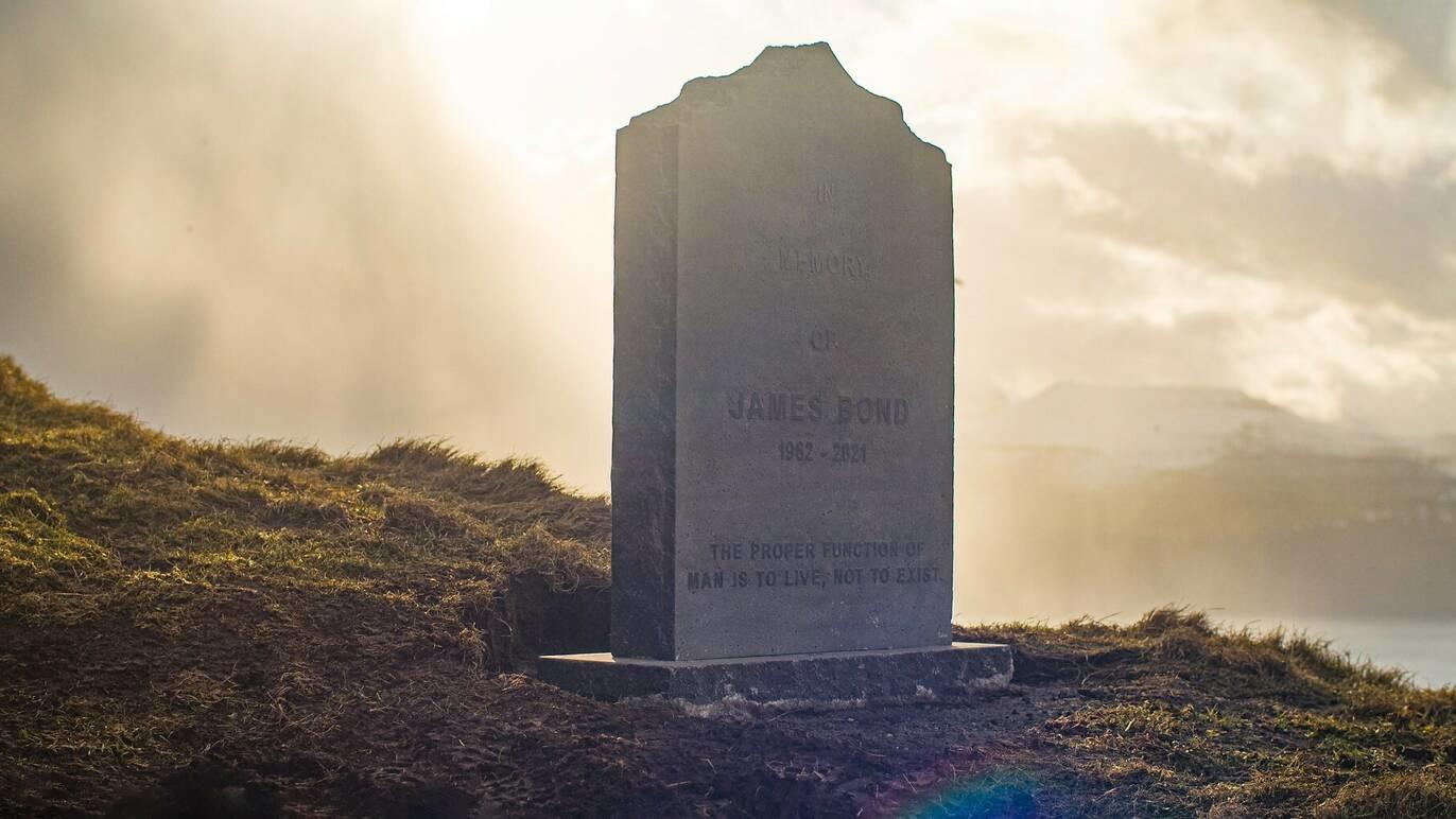 James-bond-gravestone