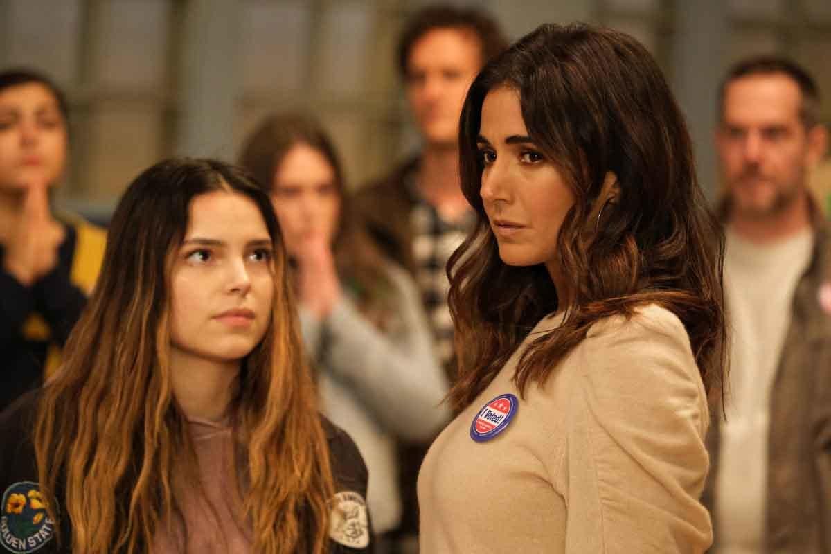 Superman and Lois Emmanuelle Chriqui