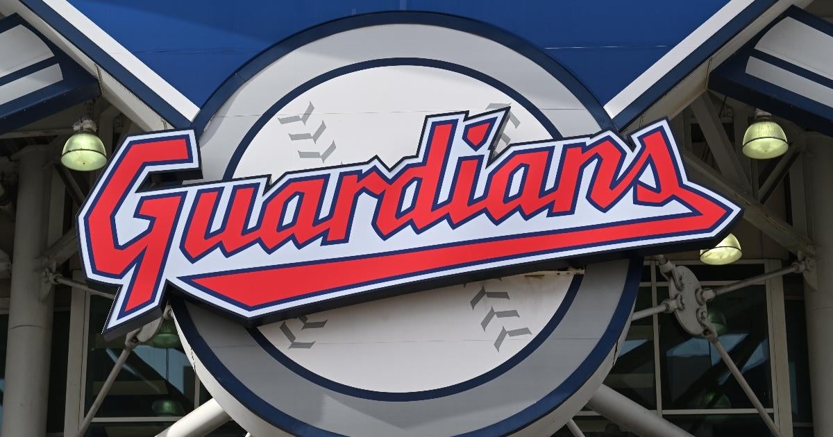 cleveland-guardians-fan-spills-beer-woman-catch-foul-ball