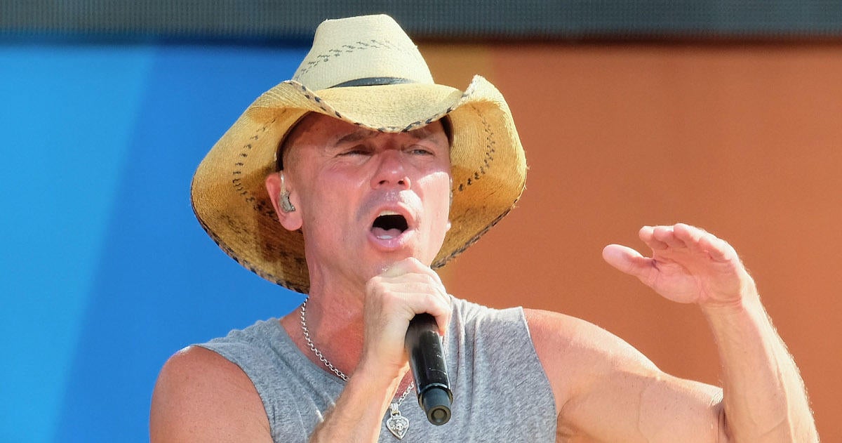 Kenny Chesney cuts finger mid-performance, continues singing