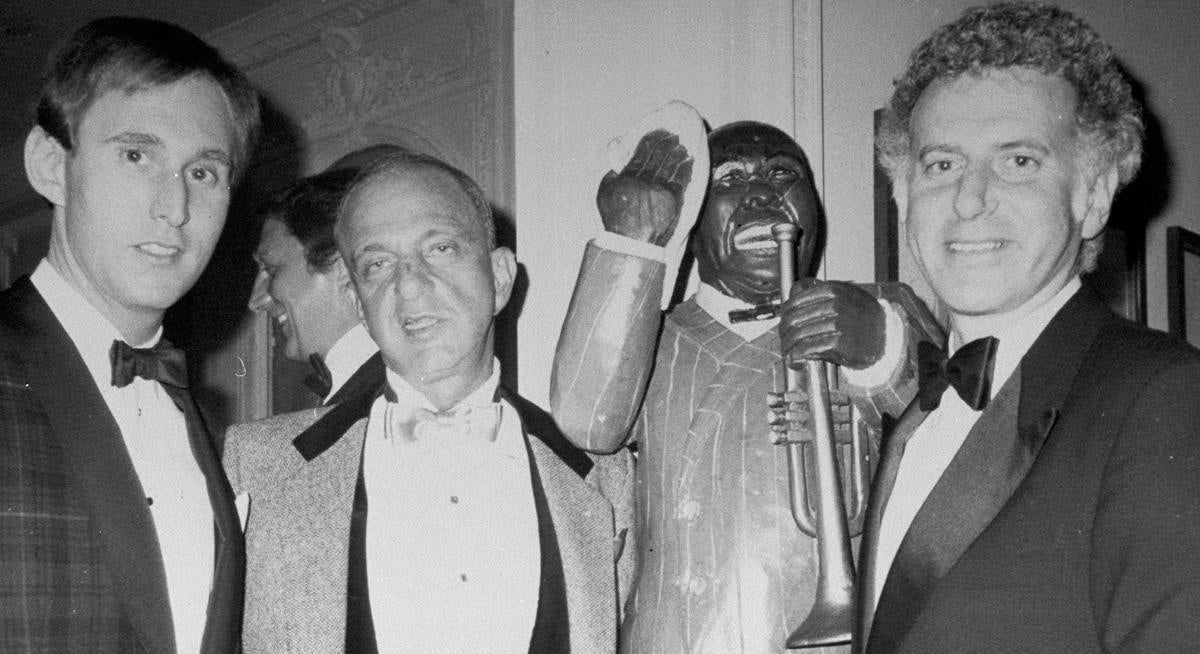 Attorney Roy Cohn (c.) with Roger Stone (l.) and Mark Fleisc