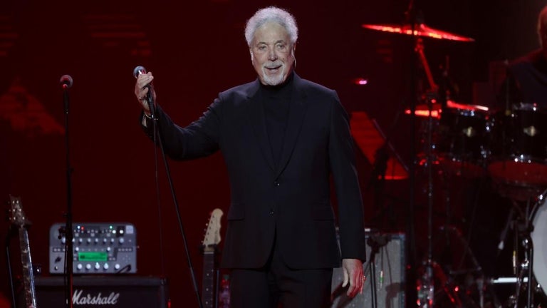 Tom Jones Responds to Rumor He Collapsed Onstage Before Canceling Concert