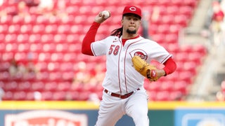 Reds trade Luis Castillo to Mariners for 4 prospects