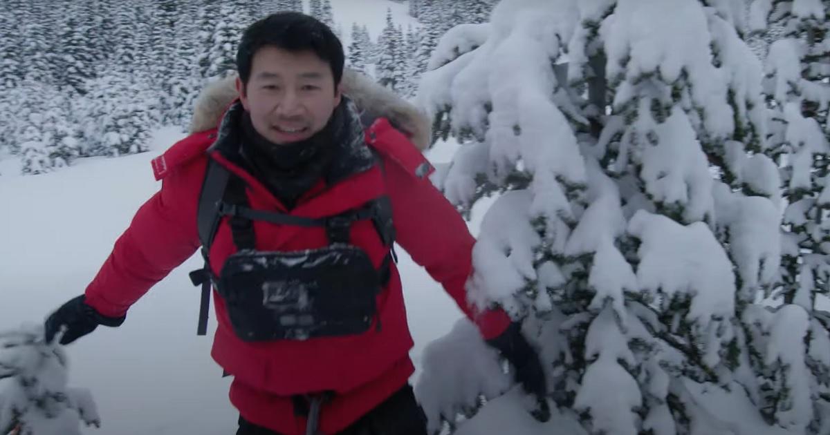 Simu Liu se prepara para temperaturas montañosas «potencialmente mortales» en un clip exclusivo de «Running Wild with Bear Grylls: The Challenge»