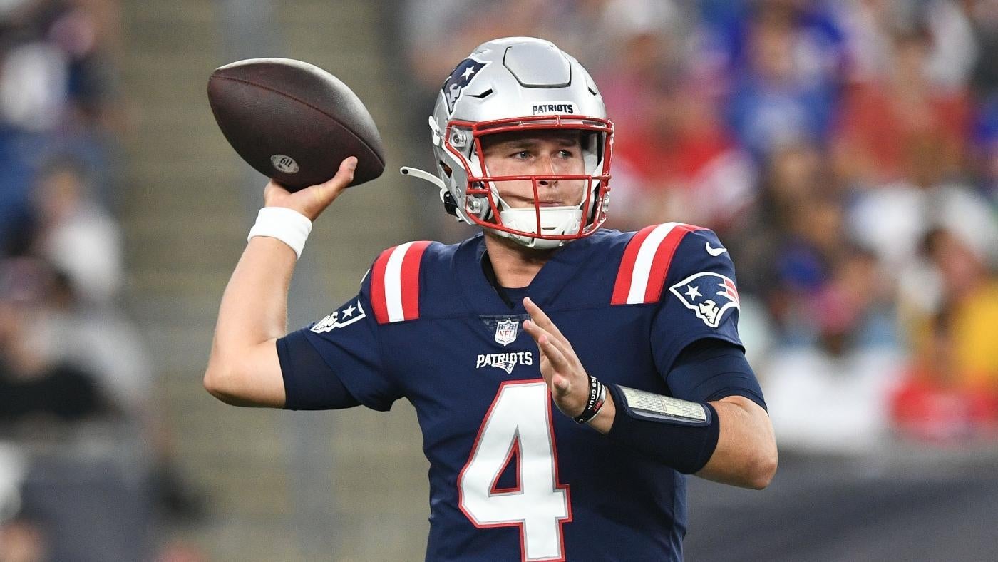 Patriots' Brian Hoyer leaves Week 4 vs. Packers with head injury; rookie Bailey Zappe takes over at QB