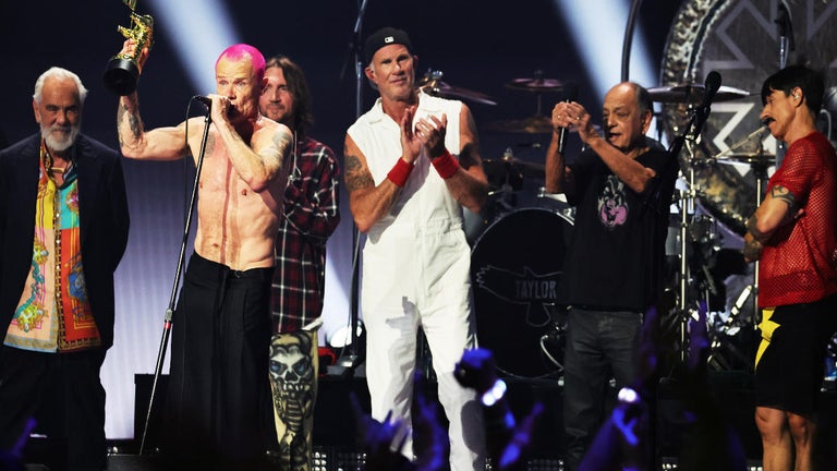 Red Hot Chili Peppers Pay Tribute to Taylor Hawkins During MTV VMAs 2022 Performance