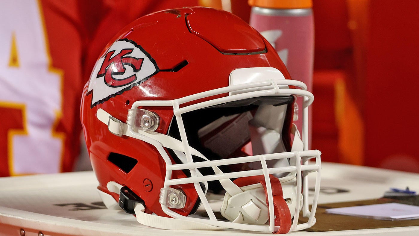 Chiefs plane stranded at Kansas City airport amid icy conditions, blizzard warning