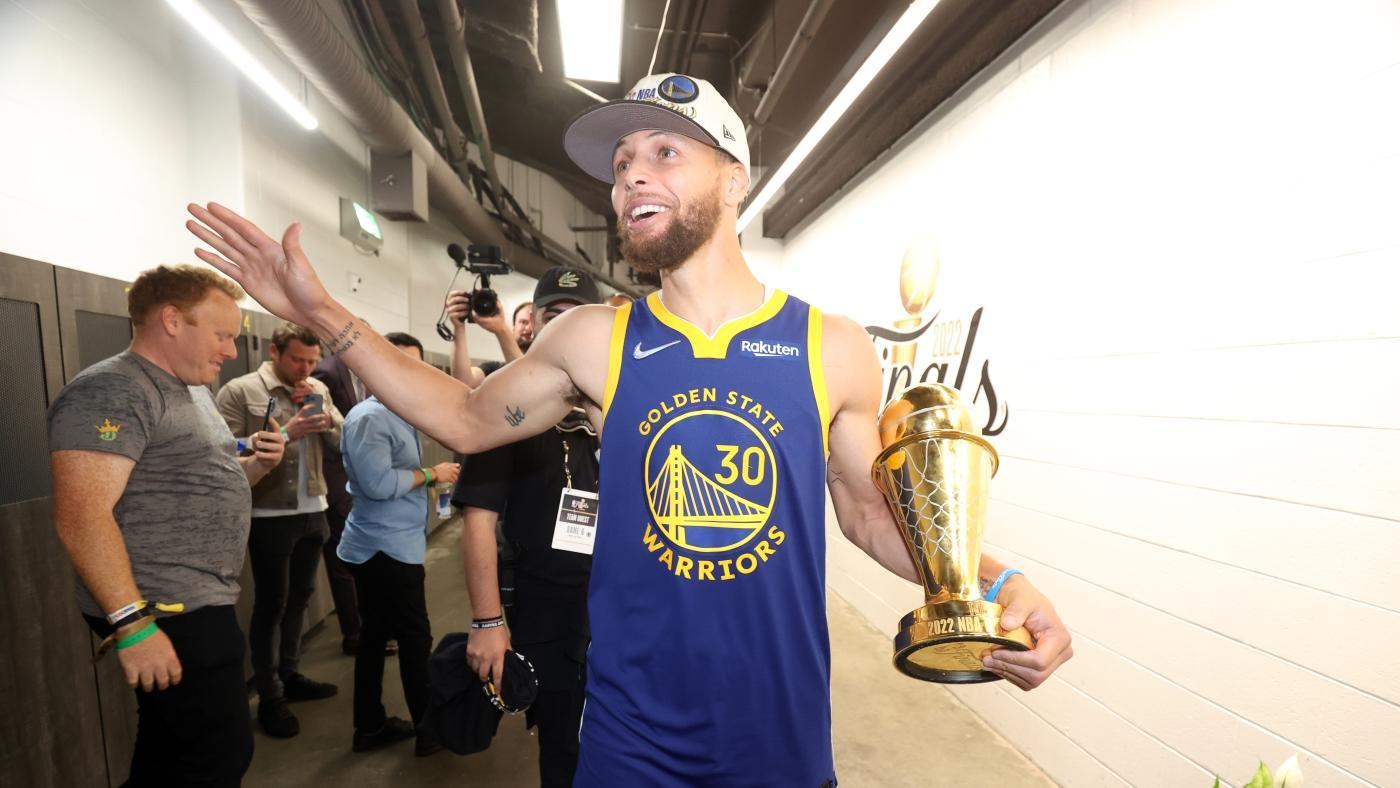 Warriors' Stephen Curry officially graduates from Davidson with special one-man commencement ceremony