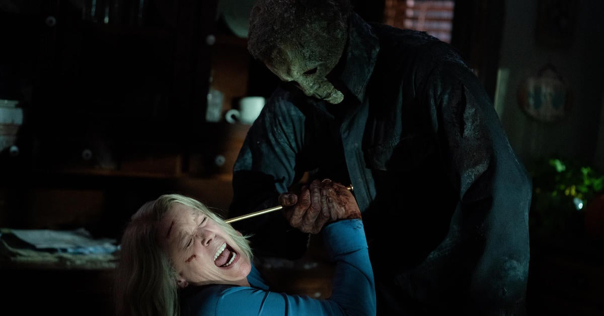halloween-ends-michael-myers-laurie-strode-knitting-needle.jpg