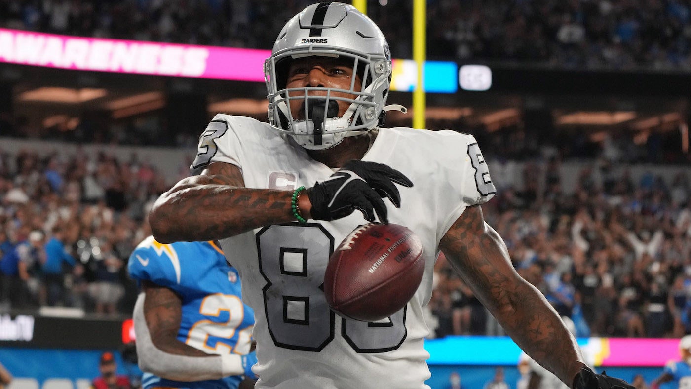 Raiders' Darren Waller agrees to a three-year, $51 million extension, making him the highest-paid tight end
