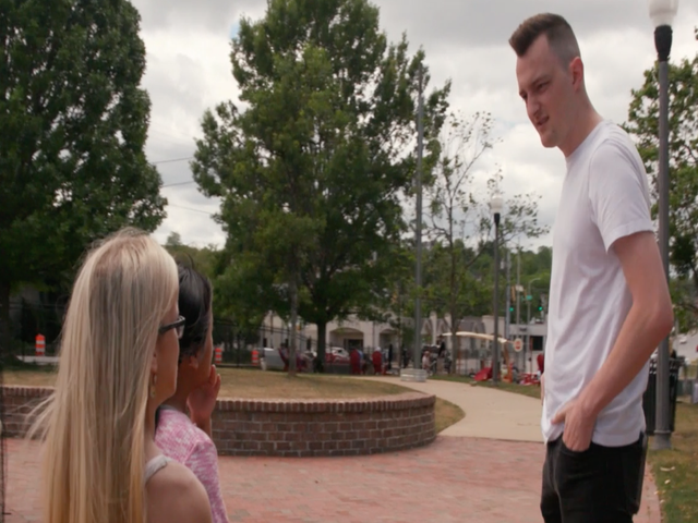 '7 Little Johnstons': Anna Gets Hit On at the Dog Park in Exclusive Sneak Peek