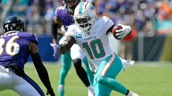gettyimages-1243336209-tyreek-hill-dolphins-wr-2022-1400.jpg