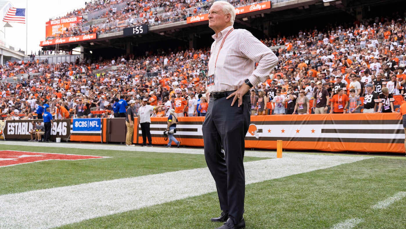 Browns to ban fan who threw bottle at team owner Jimmy Haslam during Week 2 loss to Jets, per report