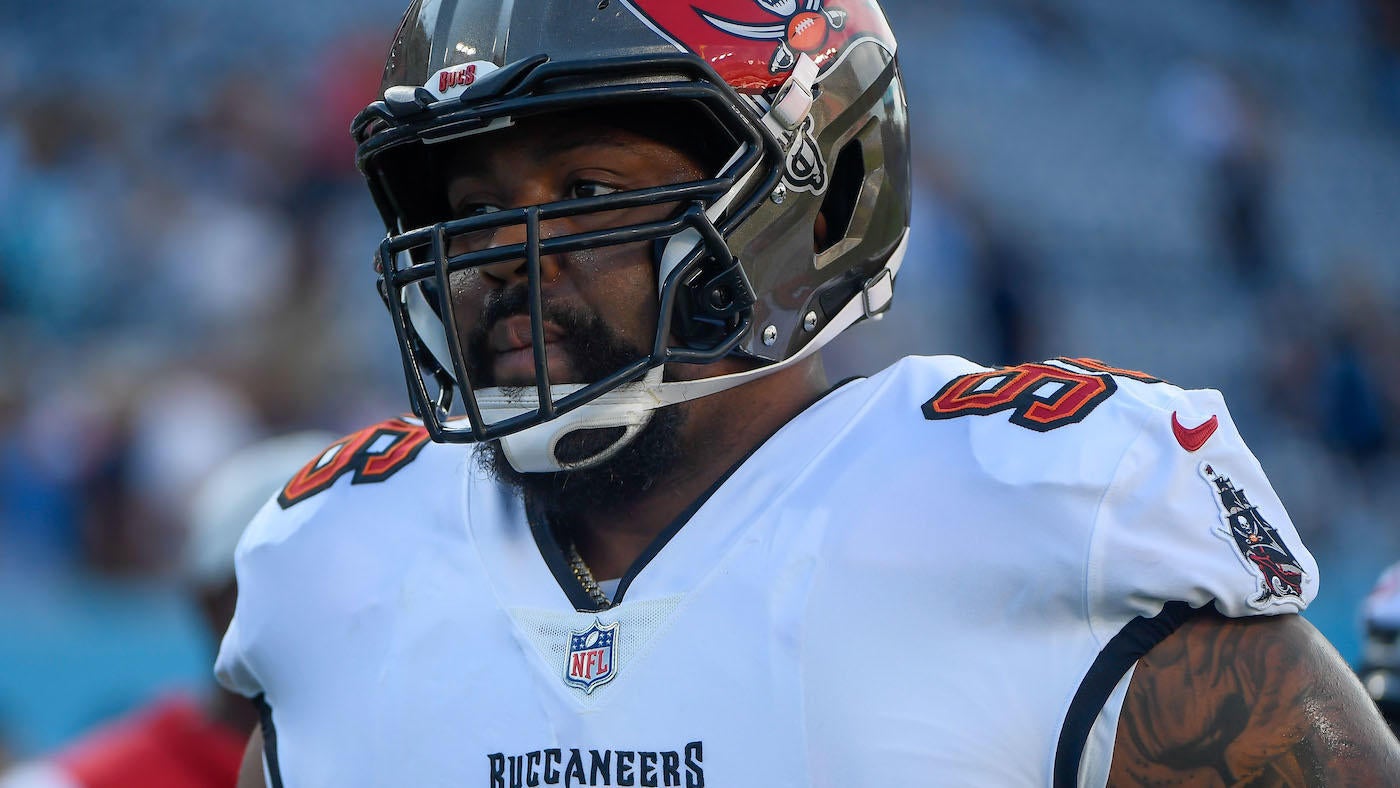 Buccaneers' Akiem Hicks tears plantar fascia vs. Saints, expected to miss one month, per report