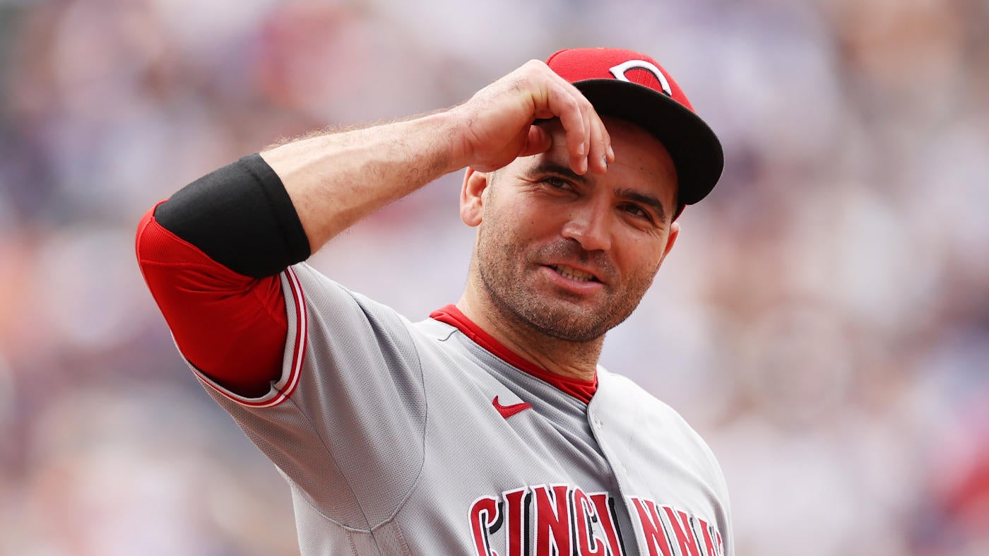 WATCH: Reds' Joey Votto wanders the crowd wearing Barry Larkin jersey, greets fans during game vs. Red Sox