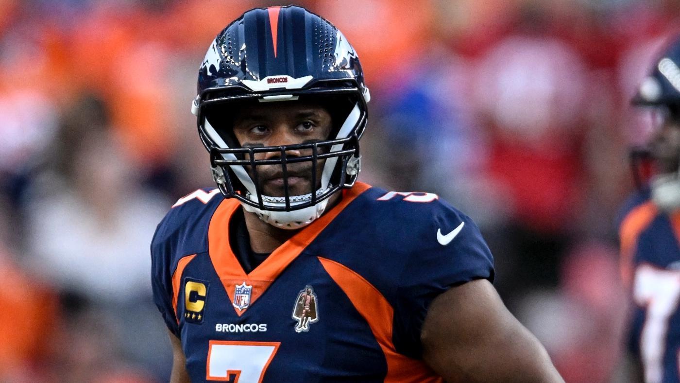 Russell Wilson claps back at Eli Manning over joke about his $235 million contract