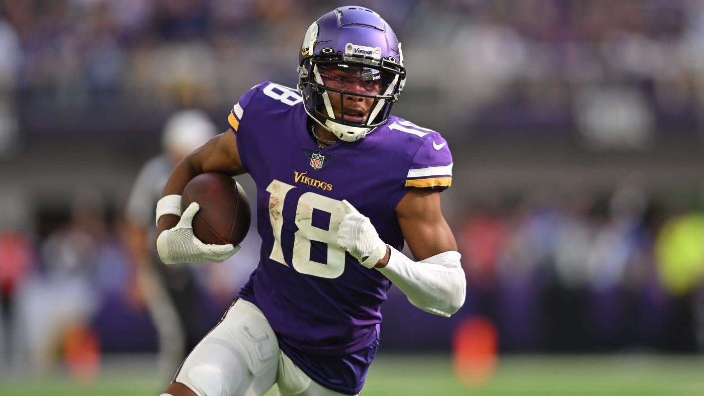 Vikings' Justin Jefferson helped off field vs. 49ers after suffering leg injury