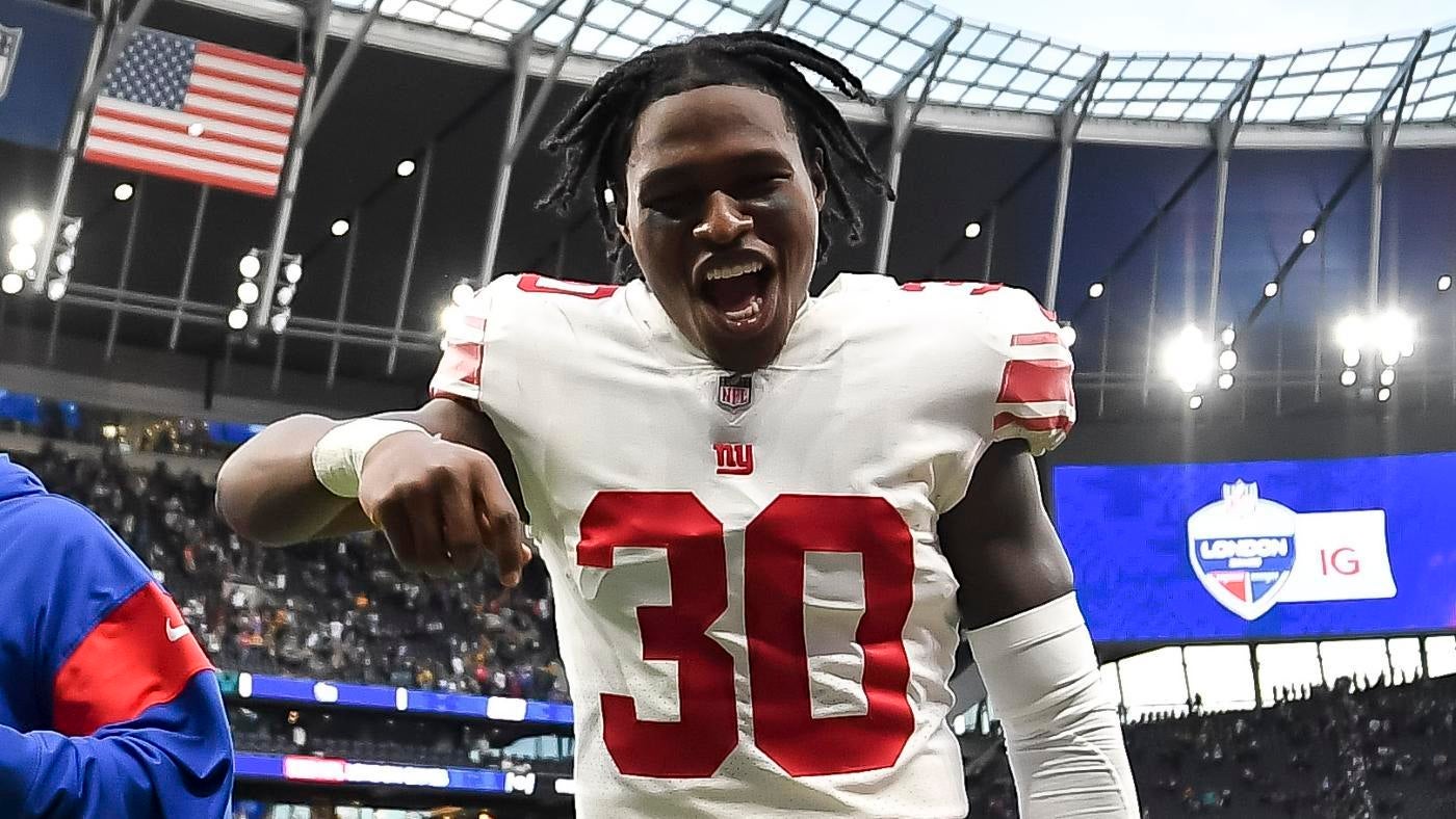 New York Giants cornerback Darnay Holmes reacts to viral sideline video, says he'll create an NFT