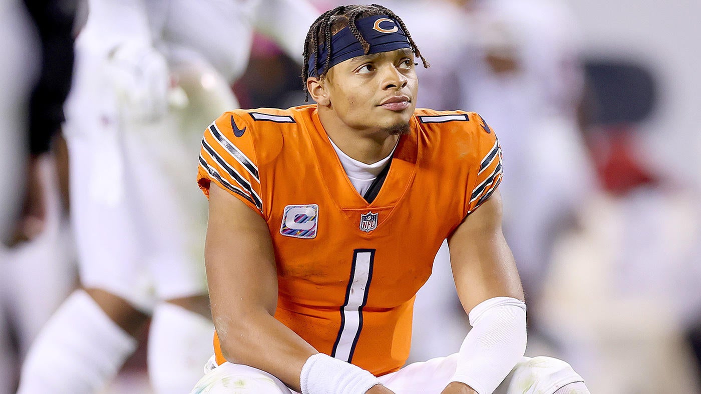Bears' Justin Fields aggravates shoulder injury, says he's 'hurting' after taking numerous hits vs. Commanders
