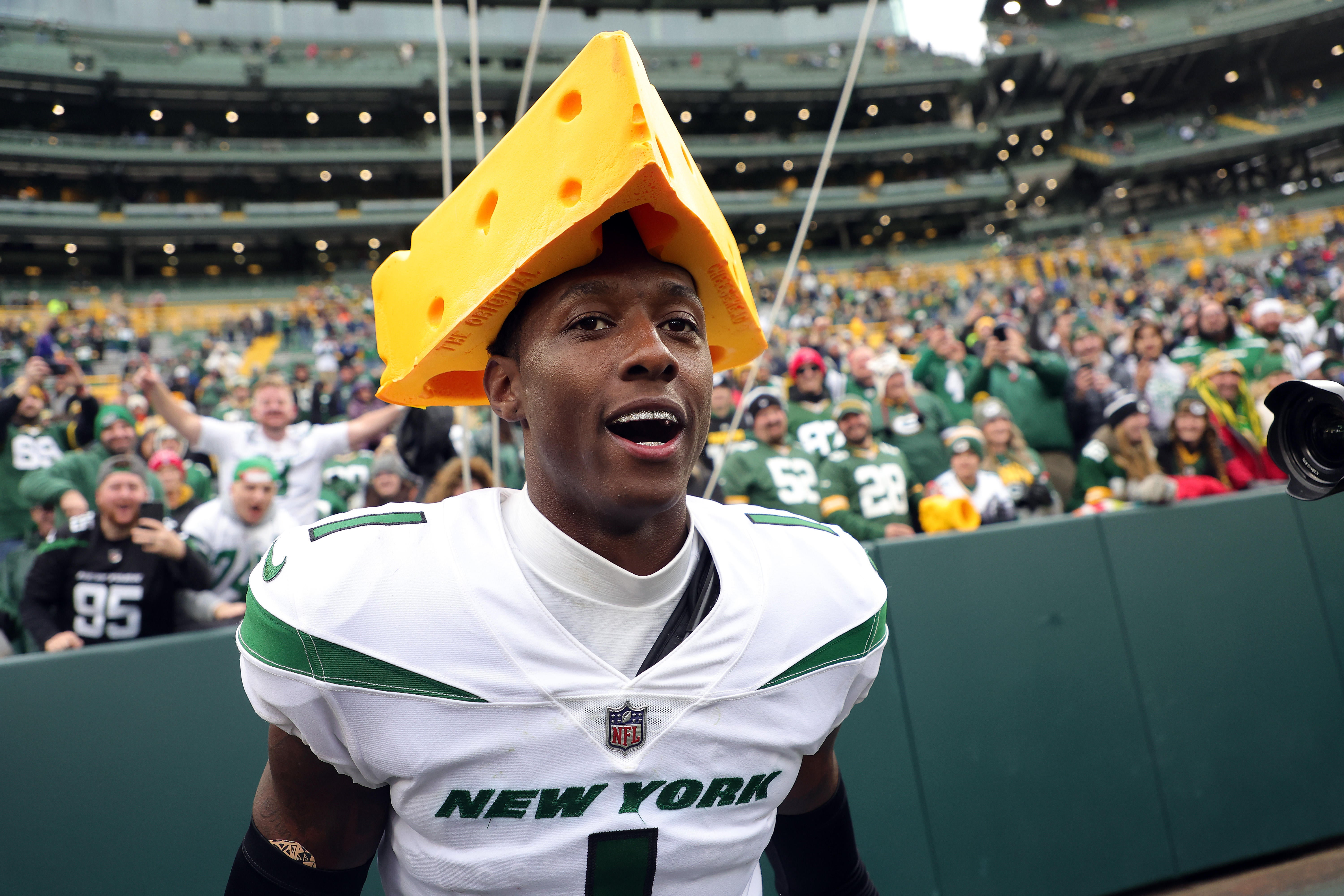 Jets' Sauce Gardner wears cheesehead at Lambeau Field to celebrate upset win against Packers